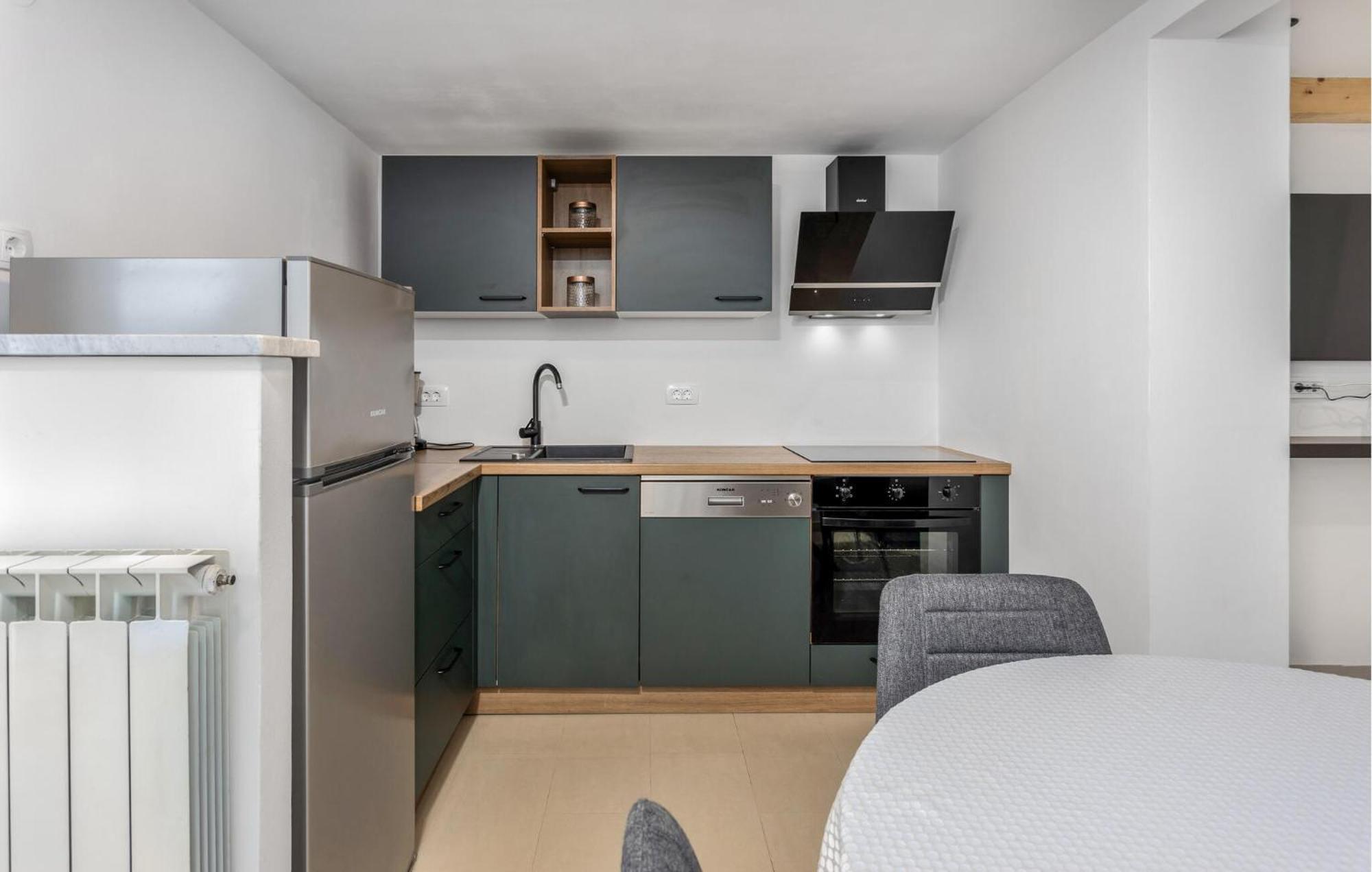 Gorgeous Apartment In Brsec With Kitchen Zewnętrze zdjęcie