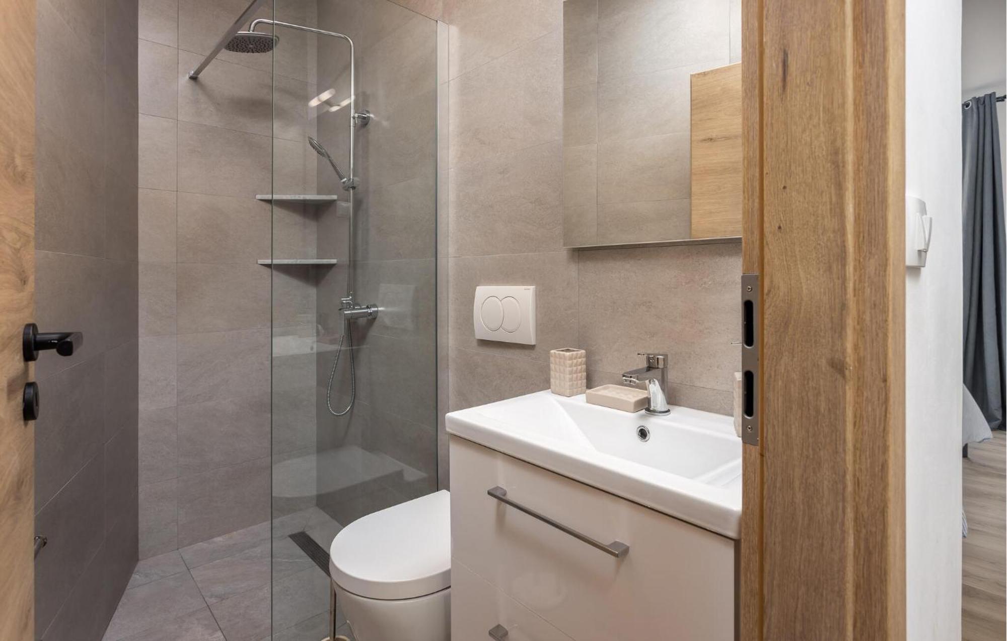 Gorgeous Apartment In Brsec With Kitchen Zewnętrze zdjęcie