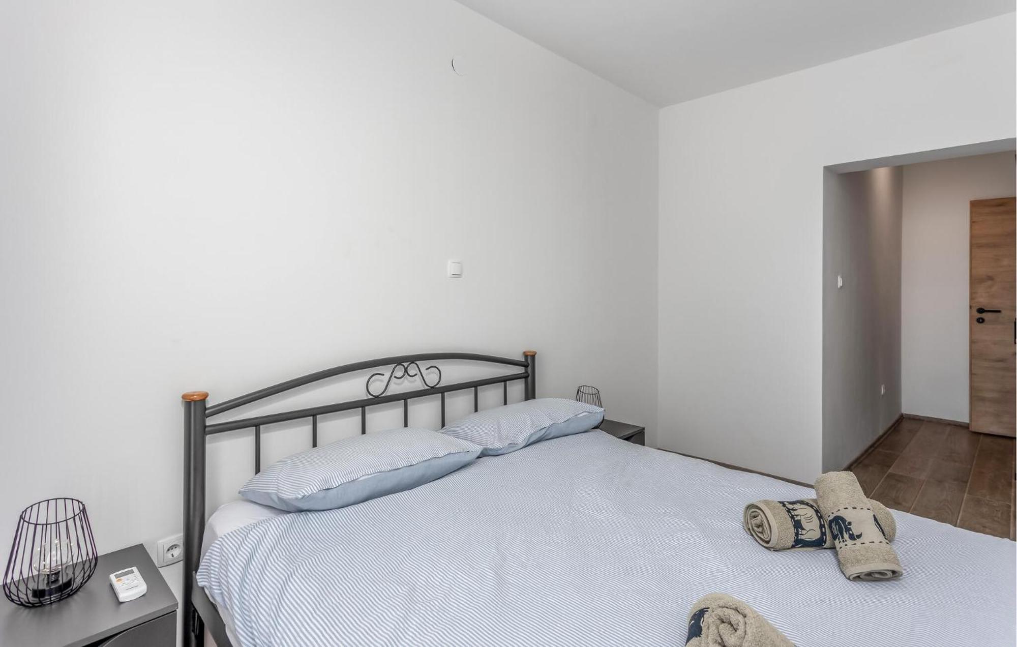 Gorgeous Apartment In Brsec With Kitchen Zewnętrze zdjęcie